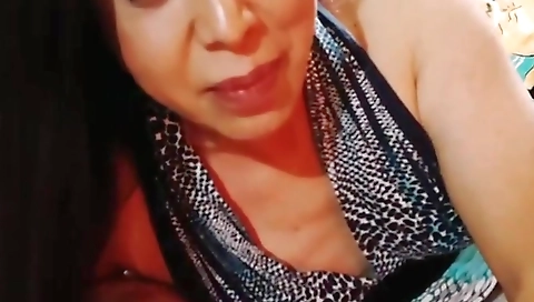 Shemale fucks her dude on the bed and has fun with him