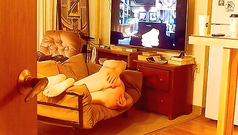 Amateur anal video showing big ass brunette with toy