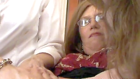 Mature stepmomma lesbians giving their fans a deepthroating