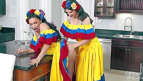 Latina brunette and brunette are fucking hard and deep