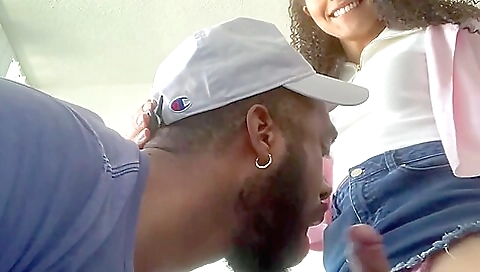 Ebony slut takes dick deepthroat in amateur hardcore video