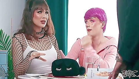 Amature brunette 18+ fells to make his big ass explode deep