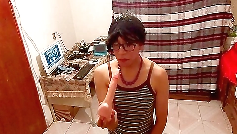 Latina hottie in amateur porn with huge pussy and dildo